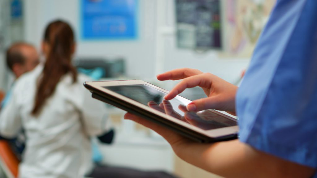 Como a tecnologia pode ajudar a implantar o compliance na saúde?