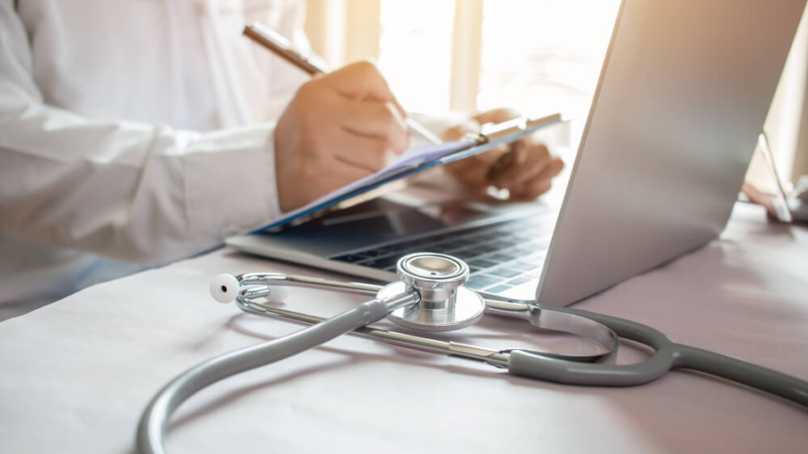 Profissional da saúde usando a tecnologia médica no seu dia a dia