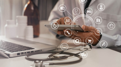 Médico usando o tablet representando o uso do sistema cis