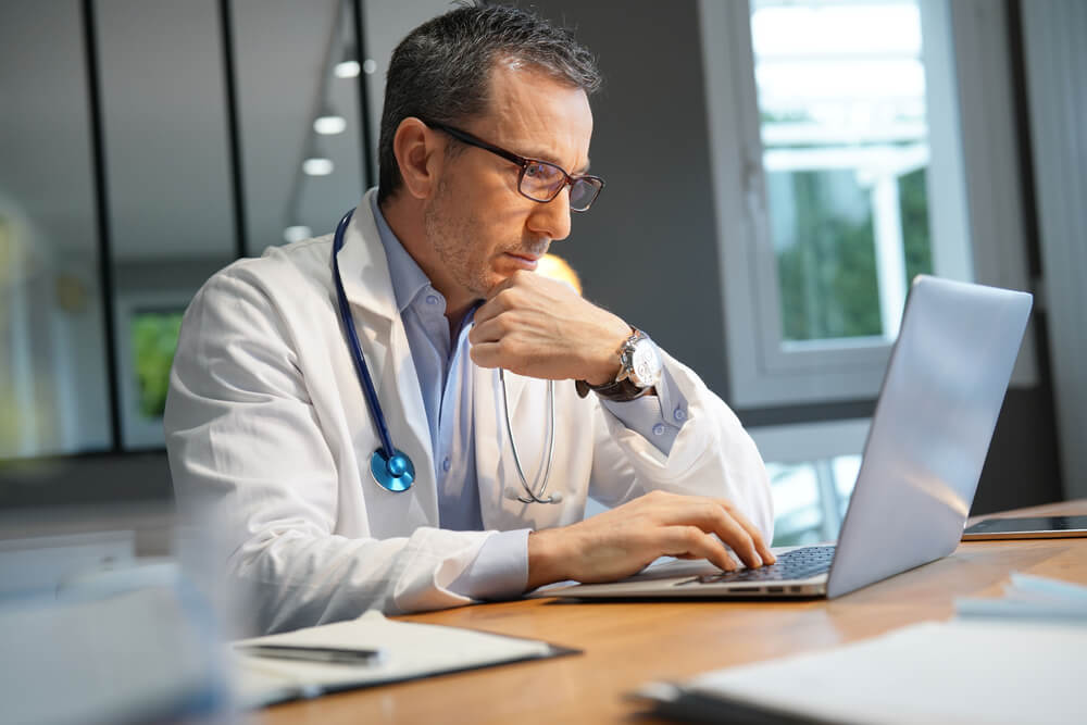 Médico conferindo os benefícios do sistema cis