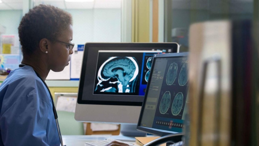 Profissional usando soluções em radiologia