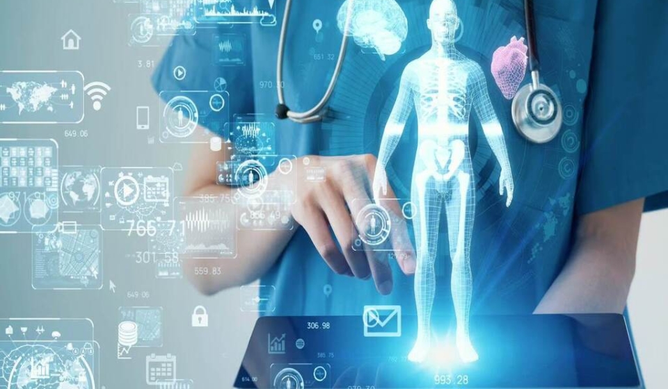 Médica e símbolos da saúde digitais representando a iomt